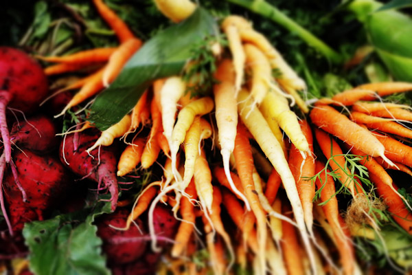 farmers-market-carrots
