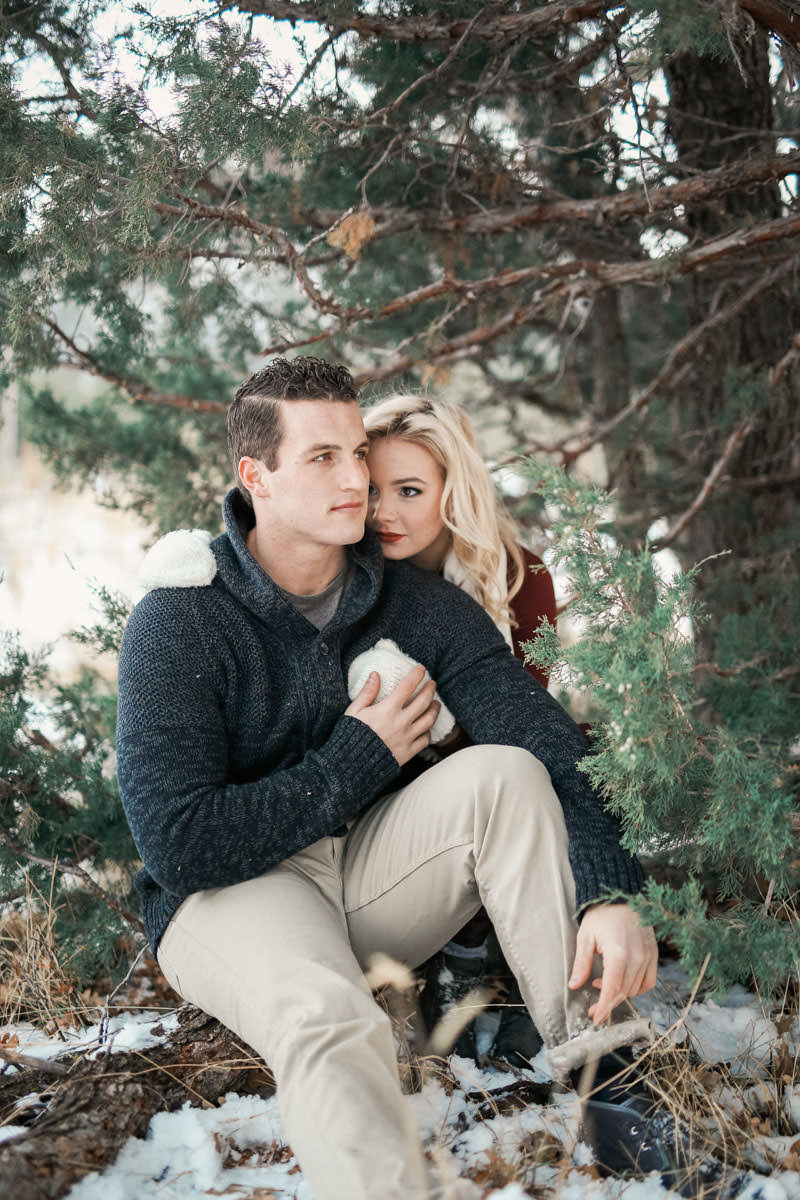 engagement-photos-in-the-snow-1079