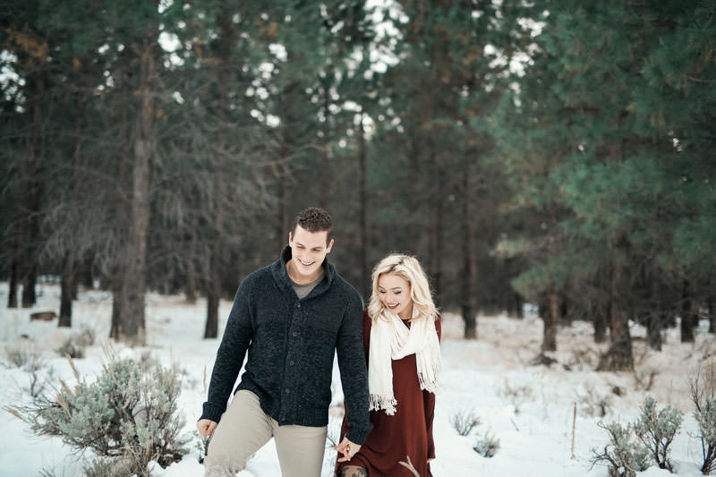 engagement-photos-in-the-snow-1095