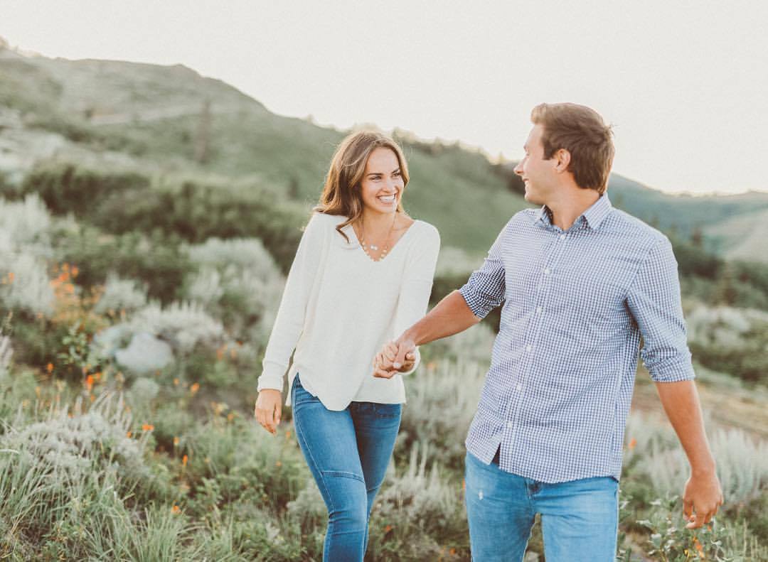 5 romantic poses to do for your engagement photos — Emma Nicole Photography